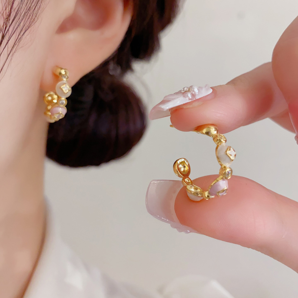 Cluster Stud Ear - エナメル加工の花柄クラスターハーフフープイヤリング、甘いパステルカラーのフラワー スタッドハギーイヤリング、姉妹へのロマンチックな夏の耳飾り