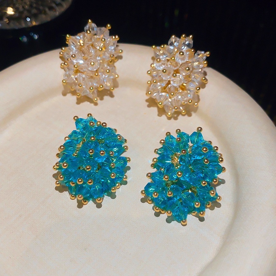Cluster Stud Ear - エレガントな黒のビーズクラスタースタッドピアス 手織りの丸型イヤーオーナメント シックなデイリーパーティーファッションジュエリー 女性用