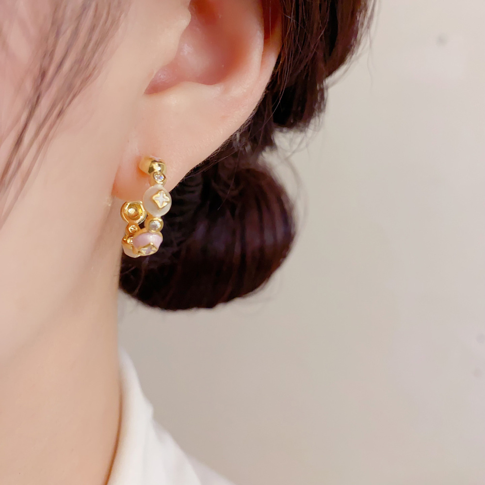 エナメル加工の花柄クラスターハーフフープイヤリング、甘いパス - Cluster Stud Ear のレビューと価格