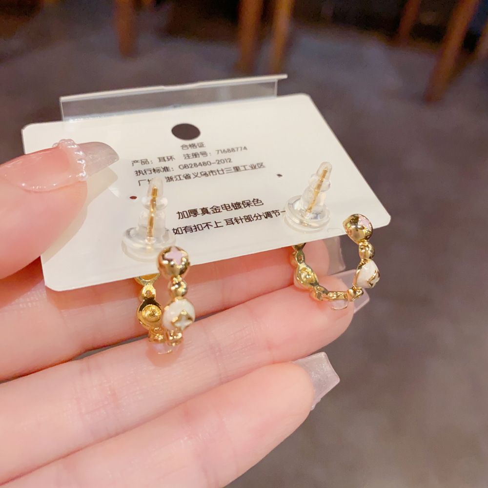 エナメル加工の花柄クラスターハーフフープイヤリング、甘いパス - Cluster Stud Ear のレビューと価格