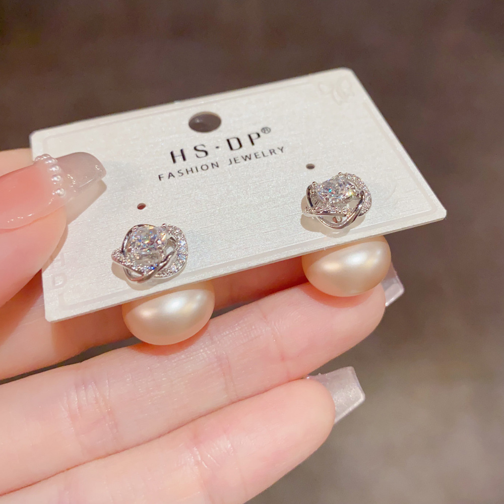 ツイストスパークリングクラスターイヤースタッド ロマンチック - Cluster Stud Ear のレビューと価格