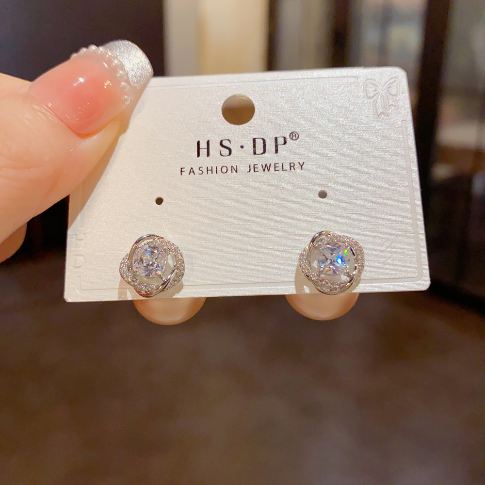 ツイストスパークリングクラスターイヤースタッド ロマンチック - Cluster Stud Ear のレビューと価格
