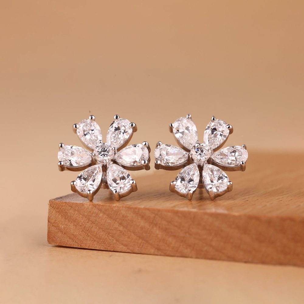 クラスターフラワーフルモアッサナイトスタッドピアス レディー - Cluster Stud Ear のレビューと価格