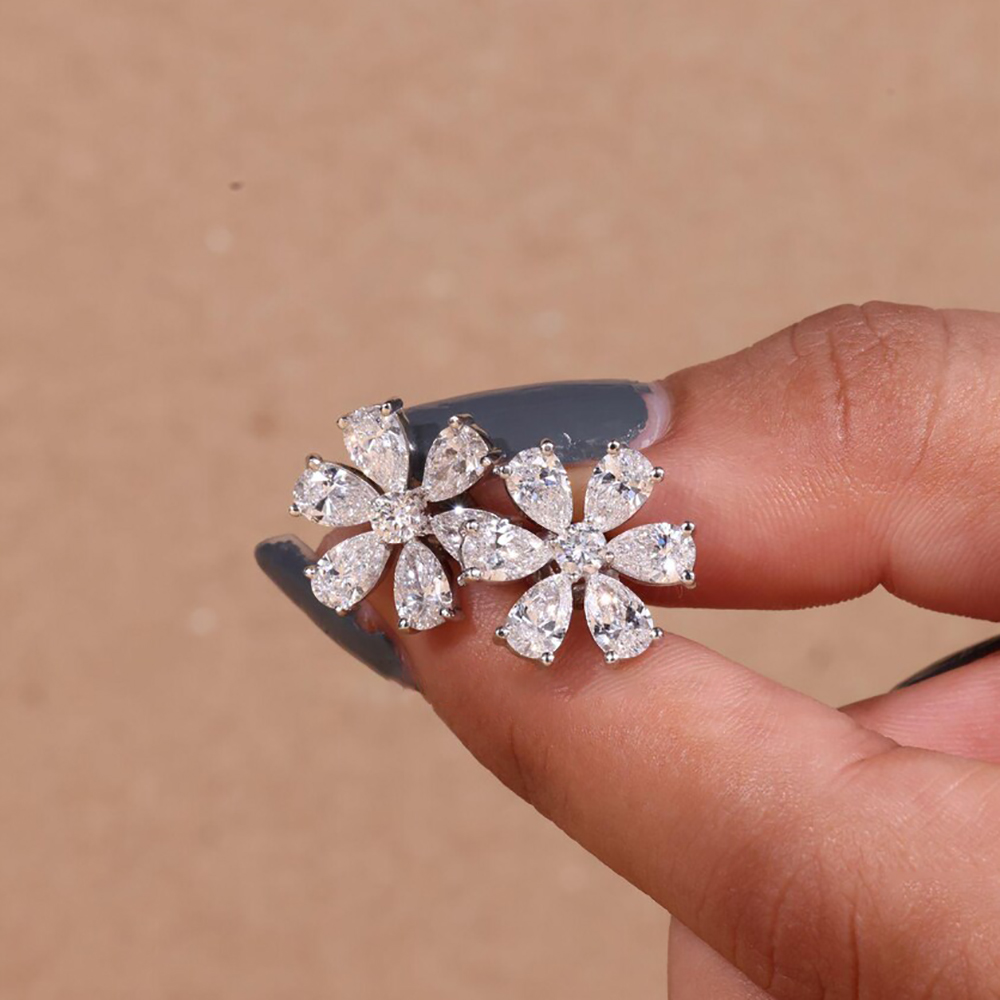 クラスターフラワーフルモアッサナイトスタッドピアス レディー - Cluster Stud Ear のレビューと価格
