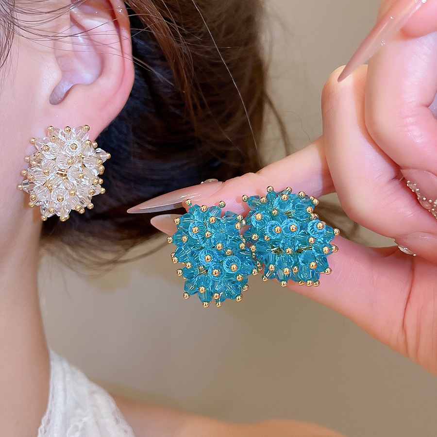 エレガントな黒のビーズクラスタースタッドピアス 手織りの丸型 - Cluster Stud Ear のレビューと価格