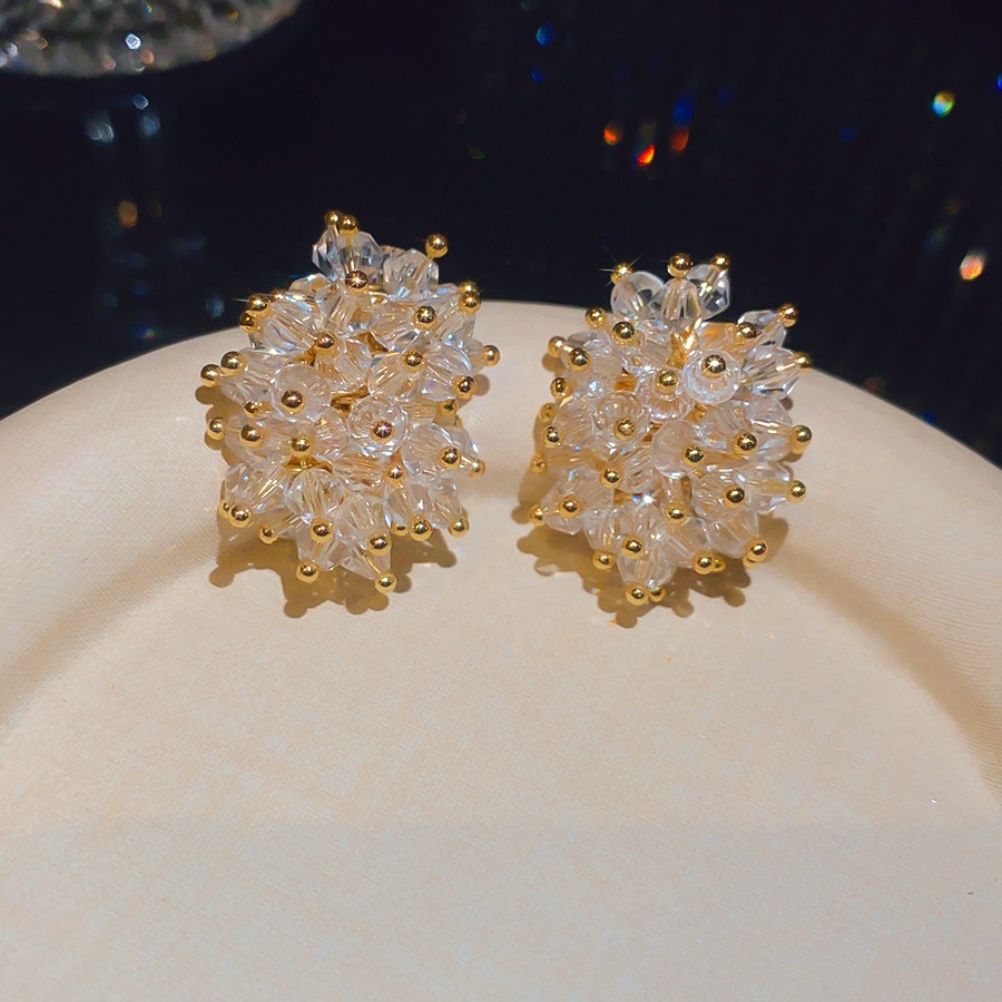 エレガントな黒のビーズクラスタースタッドピアス 手織りの丸型 - Cluster Stud Ear のレビューと価格
